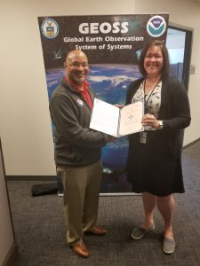 VMSI Team Lead, Charles Owens, presents
Caraline DiNunzio with her award.